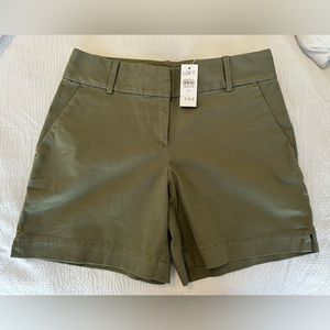 NWT LOFT Riviera Short 6” Inseam, Size 0 in Army Green, Curvy Fit